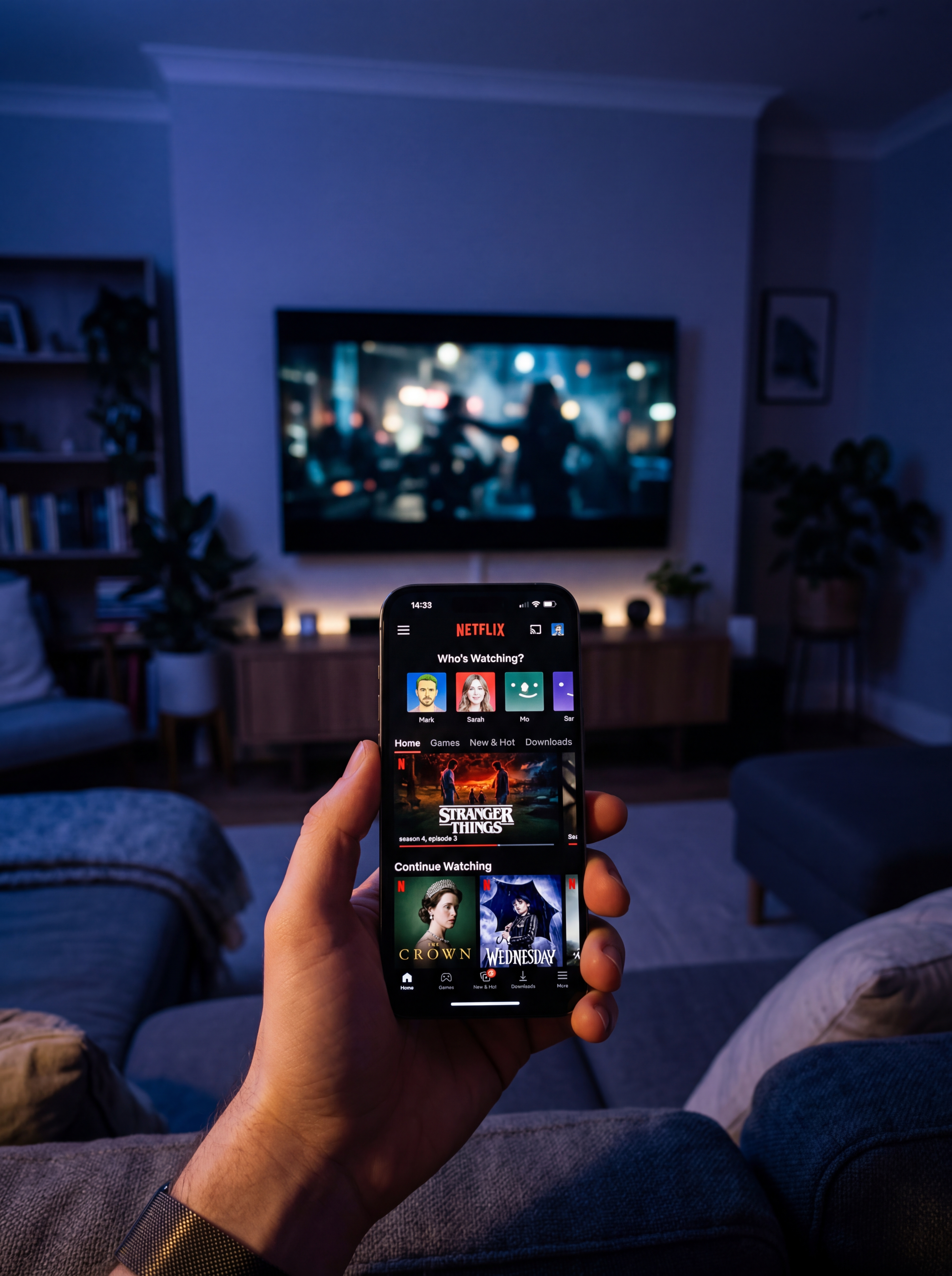 Vrouw streamt video op tablet in bed